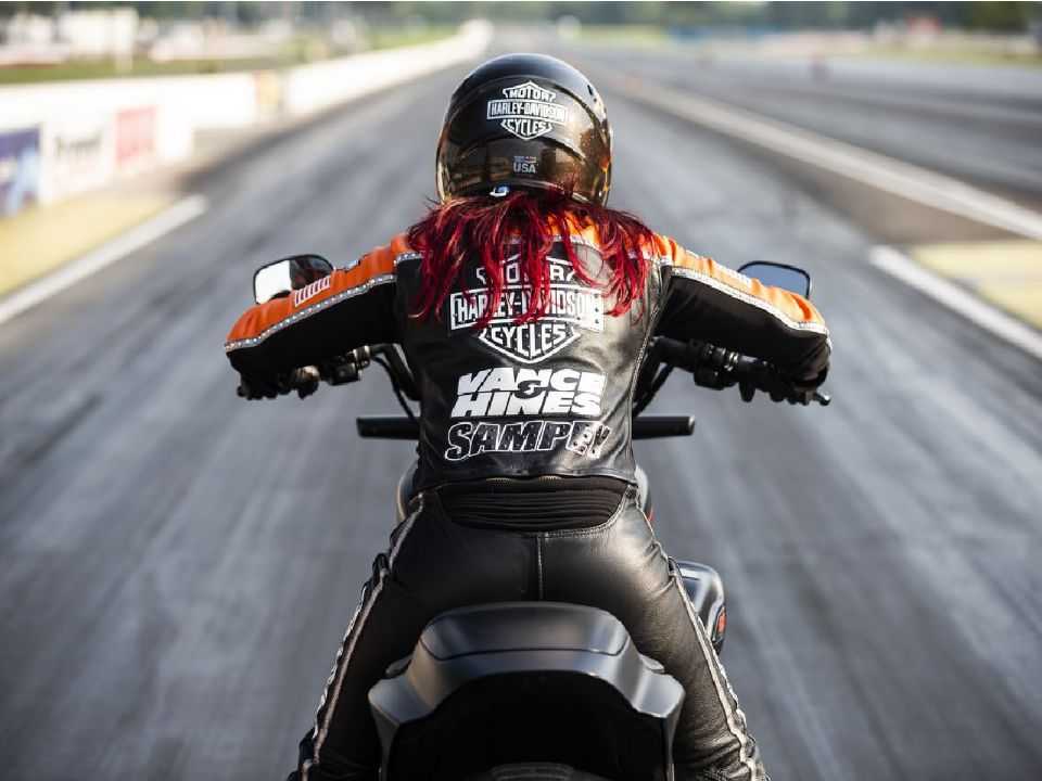 Angelle Sampey quebra recorde na arrancada com a Harley LiveWire Angelle Sampey quebra recorde na arrancada com a Harley LiveWire